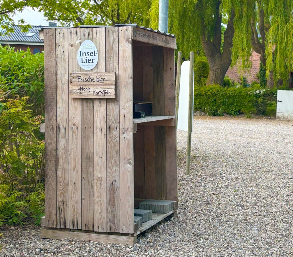 Insel-Eier-Selbstbedienungsstand auf Fehmarn Insel-Eier-Selbstbedienungsstand auf Fehmarn